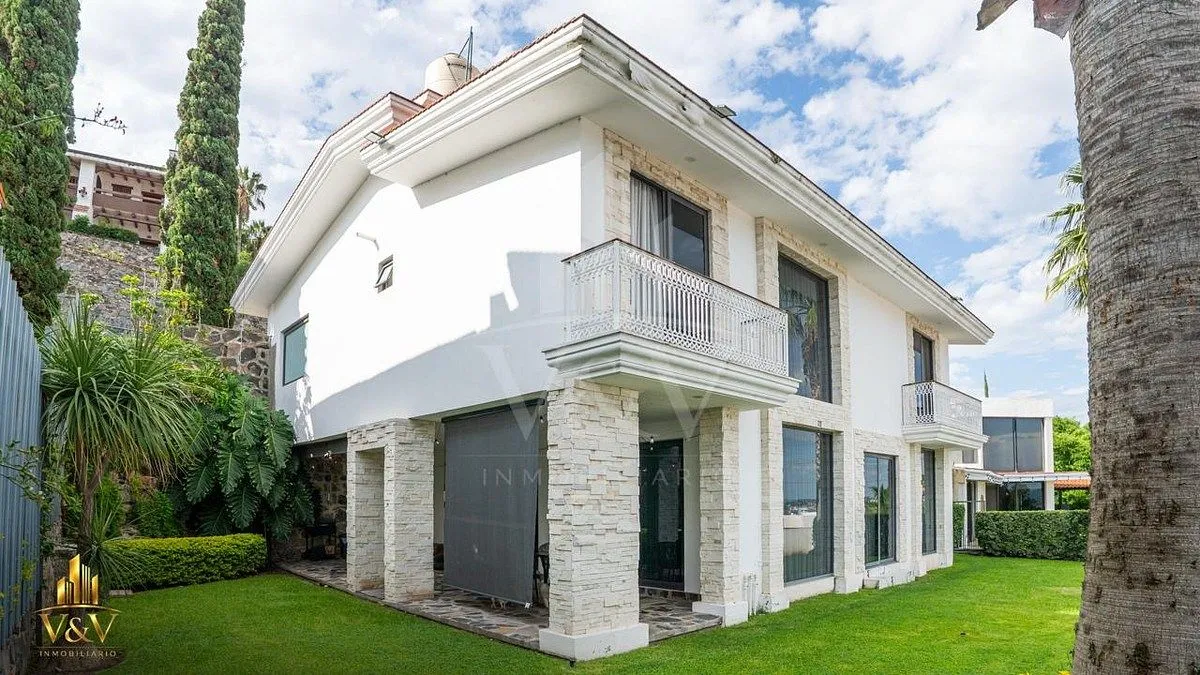 RESIDENCIA DE LUJO EN VILLAS DEL TAPATIO