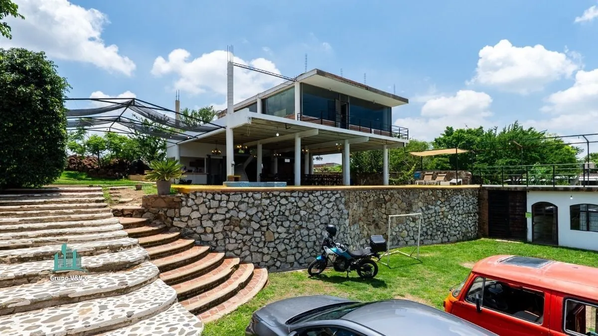 Casa de Campo con Alberca Semiolímpica y Vista Panorámica a la Laguna de